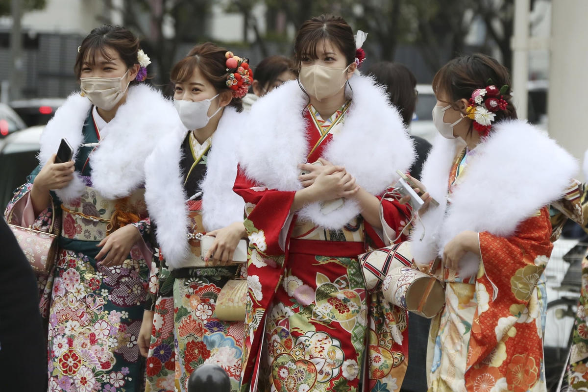 Những cô gái vừa tròn 20 tuổi “xúng xính" trang phục kimono truyền thống của Nhật Bản tại Yokohama. Ảnh: Koji Sasahara / AP.