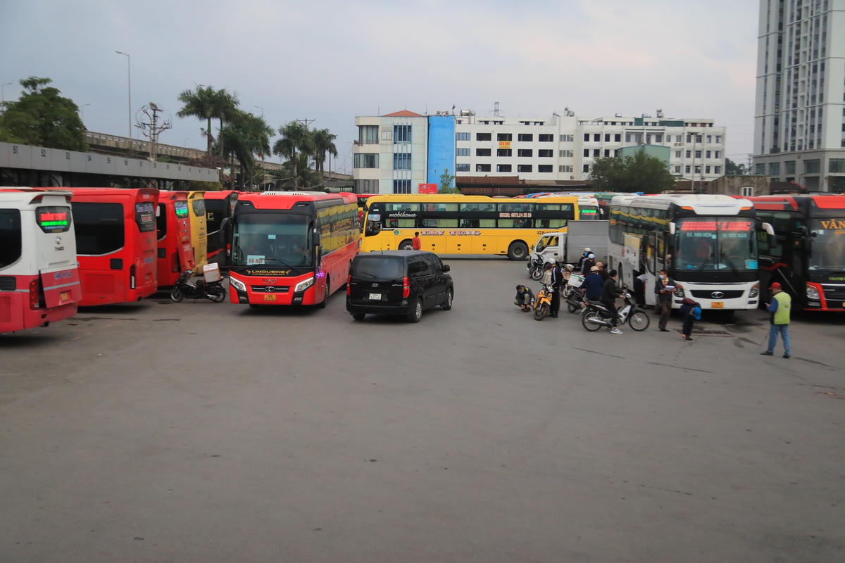 Theo ông Trịnh Hoài Lam, Phó giám đốc bến xe Nước Ngầm cho biết, do tình hình dịch bệnh Covid-19 nên người dân chủ yếu sử dụng phương tiện cá nhân hoặc sau Tết mới về quê. Do vậy, đến thời điểm này lượng xe xuất bến chỉ được 150 – 160 lượt xe. Hiện hàng chục chiếc xe không có khách, song, đối với xe giường nằm lượng khách bình quan đạt 50 – 70%. Tuy nhiên, dự kiến mấy ngày sắp tới lượng khách sẽ tăng cao, bến xe đã tổ chức quán triệt nhân viên bến xe. Mỗi khi xe ra, vào bến đều phải đo thân nhiệt, khai báo y tế. Bên cạnh đó, bến xe luôn nhắc nhở hành khách trên loa theo thông điệp 5K tuyệt đối đeo khẩu trang trong suốt hành trình.