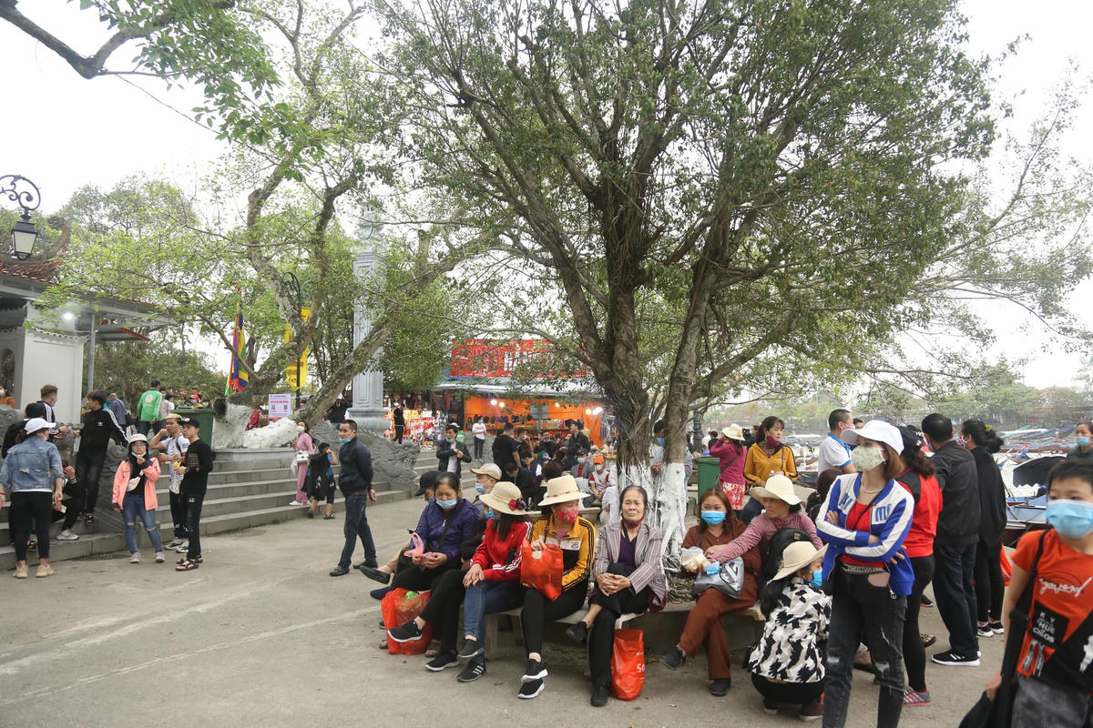 Chùa Hương nhộn nhịp đón khách ngày đầu mở cửa trở lại 
