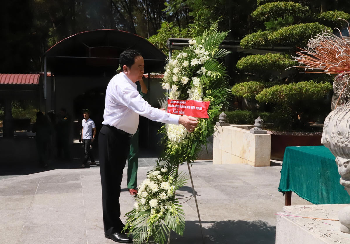 Chủ tịch Trần Thanh Mẫn dâng hoa tại Khu di tích Ngã ba Đồng Lộc.