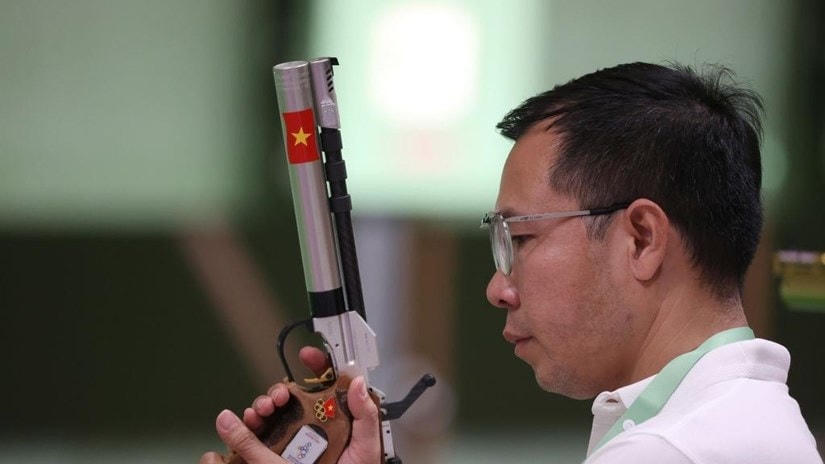Xạ thủ Hoàng Xuân Vinh thi đấu nội dung 10 m súng ngắn hơi ở Olympic Tokyo 2020. (Ảnh: Getty Images).