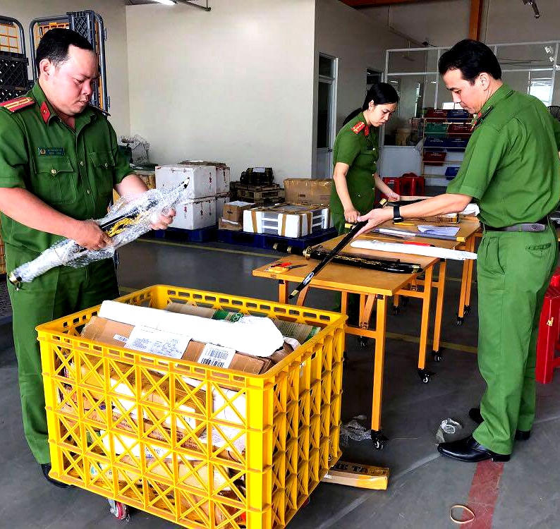 Lực lượng Công an kiểm đếm hung khí ở 53 kiện hàng hơn 1 tháng không có người đến nhận.