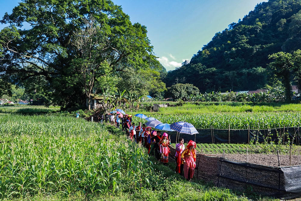 Trong đoàn tùy tùng sẽ có người cầm ô che chở cho các thầy và đệ tử được cấp sắc. Người cầm ô phục vụ cả đoàn đều phải là người đã được lựa chọn từ trước và có quấn vải đỏ.