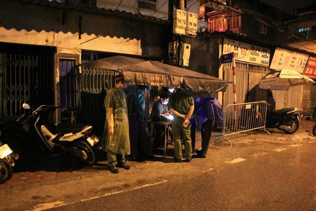 Ngoài ra, các trường hợp người dân ra vào khu vực phong tỏa đều được lực lượng chức năng lấy thông tin. Trong hình là một người dân đi làm từ sáng đến tối muộn ngày 5/8 mới về nhà, đang kê khai thông tin tại chốt phong tỏa. 