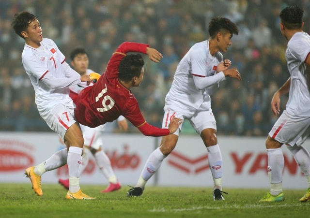 U22 Việt Nam (áo trắng) có màn trình diễn phi thường trước đội tuyển Việt Nam.  