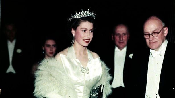 Vẻ đẹp của Nữ hoàng Anh Elizabeth II thời điểm mới đăng cơ năm 1952. Ảnh: The Mirror.