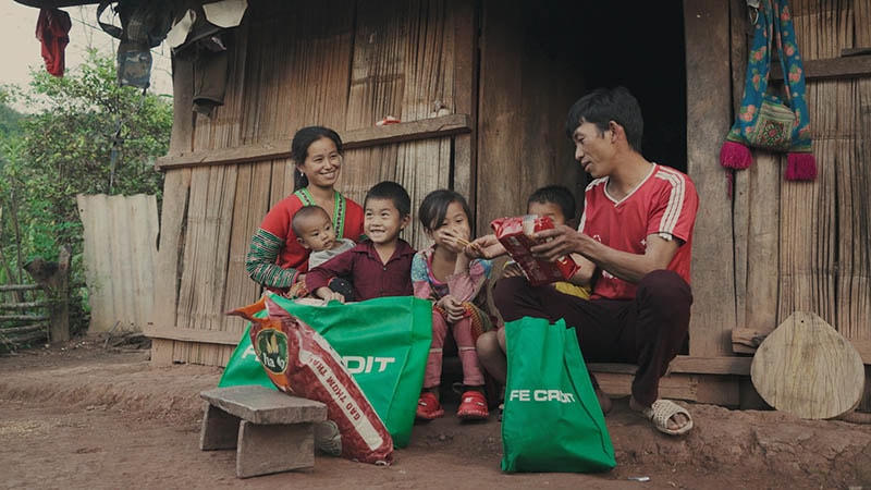 Túi gạo nhỏ cho cái bụng ngày Tết thêm no. Chiếc chăn ấm để ngày xuân không còn lạnh lẽo. Một ít tiền mặt để trở lại tăng gia sản xuất, bắt đầu một khởi đầu mới. Hy vọng đây sẽ là động lực để bà con vùng cao tiếp tục cố gắng vươn lên và có một mùa Xuân an lành, trọn niềm vui.