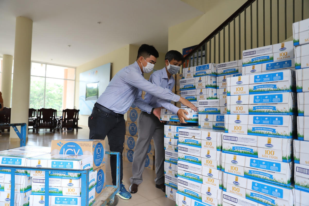 Hàng trăm ngàn sản phẩm dinh dưỡng của Vinamilk đã tiếp sức cho các y bác sĩ, nhân viên y tế cả nước nói chung và người dân miền Trung nói riêng trong cuộc chiến chống dịch Covid-19.