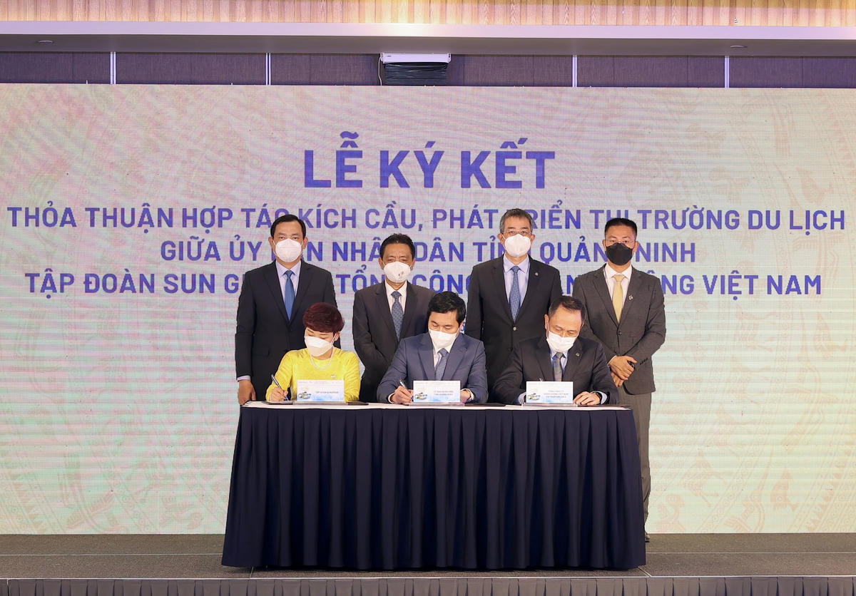 Các đại biểu ký kết.