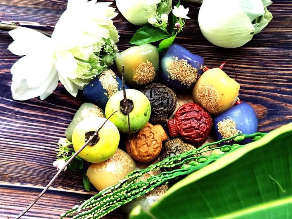 Hoa quả, bánh Trung thu không thể thiếu trong mâm cỗ ngày Rằm tháng 8. Ảnh: FB Nguyen Thi Thoa.