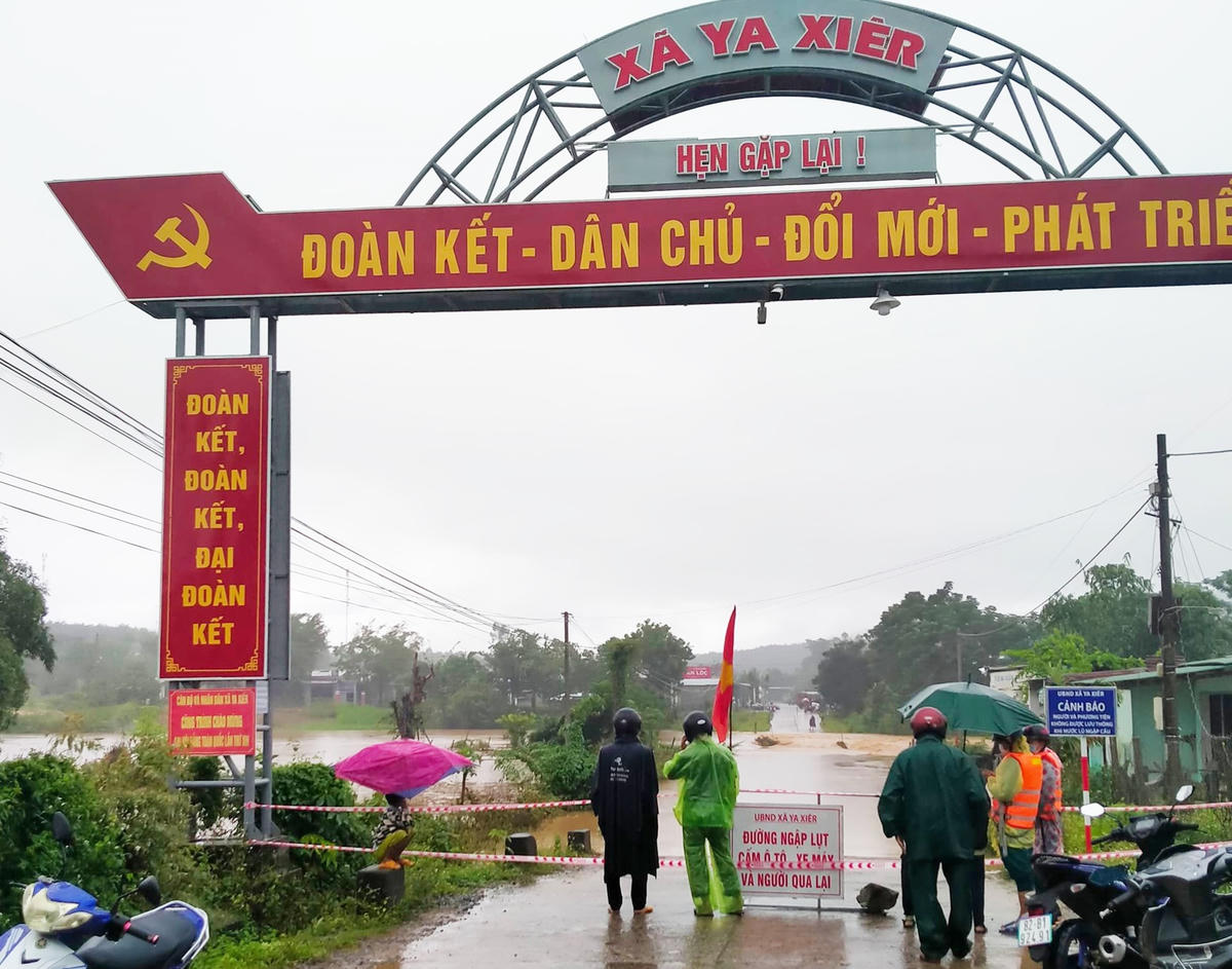Nước dâng cao tại khu vực cầu tràn làng Lung, xã Ya Xiêr, huyện Sa Thầy.