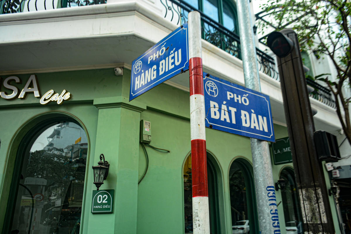 Do vậy, một vài tuyến phố nằm ở giữa “vùng cam” và “vùng vàng” chỉ cách nhau vài bước chân nhưng nơi được ăn tại chỗ nơi phải bán mang về.