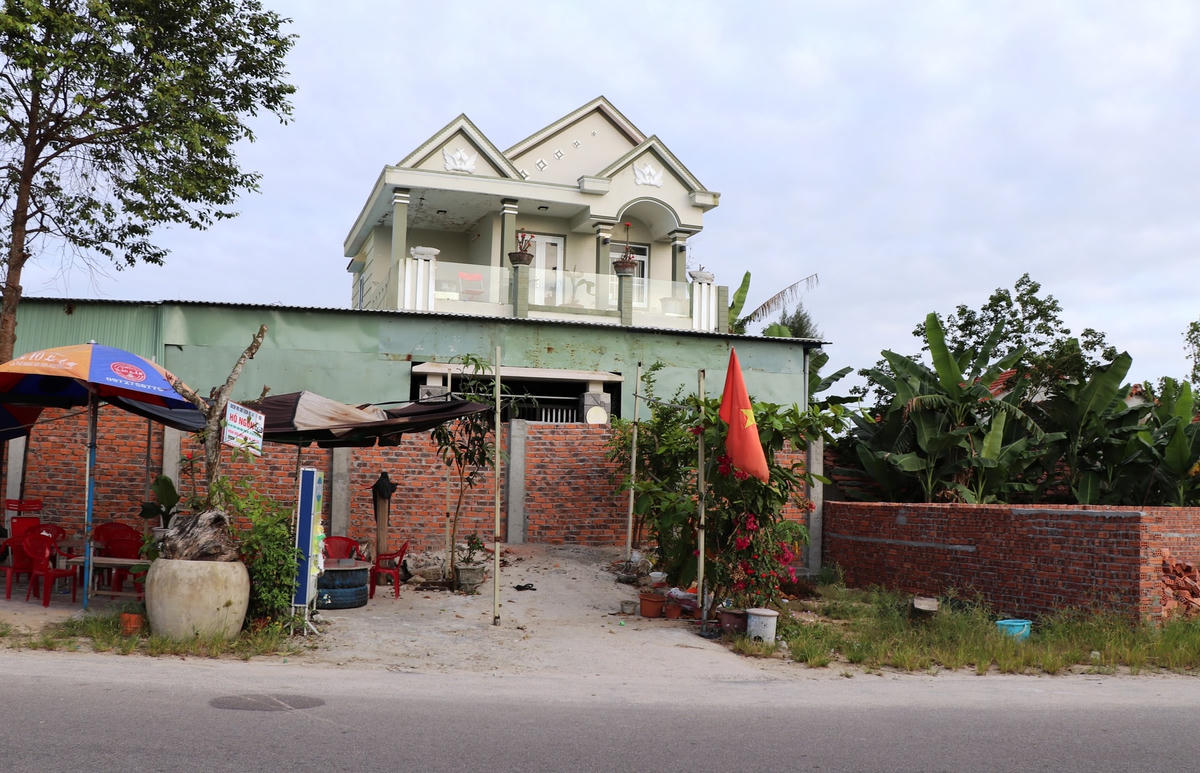 Bức tường dài chắn trước nhà anh Vũ.