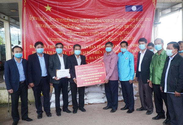 Đại diện tỉnh Thừa Thiên-Huế tiếp nhận ủng hộ từ đại diện tỉnh Salavan (CHDCND Lào).