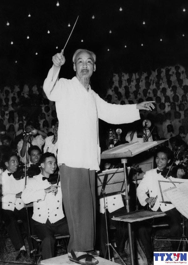 “Bác bắt nhịp bài ca kết đoàn”. Ảnh: tư liệu.
