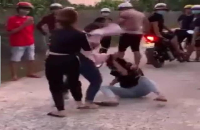 Nữ sinh lớp 7 bị một nhóm thiếu nữ lột đồ, đánh ghen dã man vì cho rằng em này 