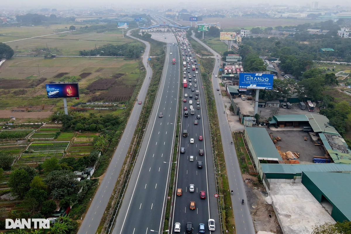 Theo ghi nhận của phóng viên, từ 8h sáng 1/1, các tuyến đường cửa ngõ TP Hà Nội đi về các tỉnh đều trong tình trạng đông đúc, do lượng phương tiện lưu thông rất lớn.