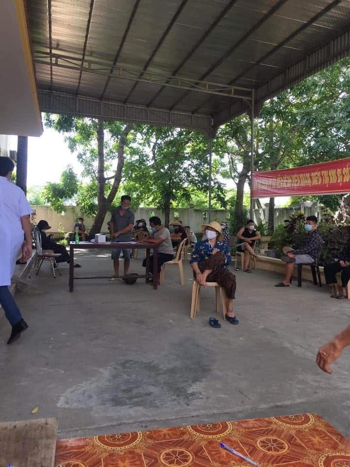 Xét nghiệm sàng lọc cho người dân xã Quỳnh Tiến, huyện Quỳnh Lưu.