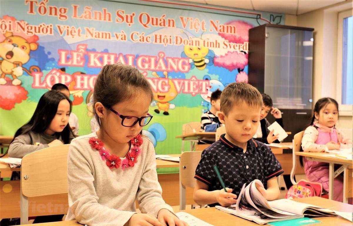 Dạy và học tiếng Việt được đông đảo kiều bào ta ở nước ngoài chú trọng thực hiện.  