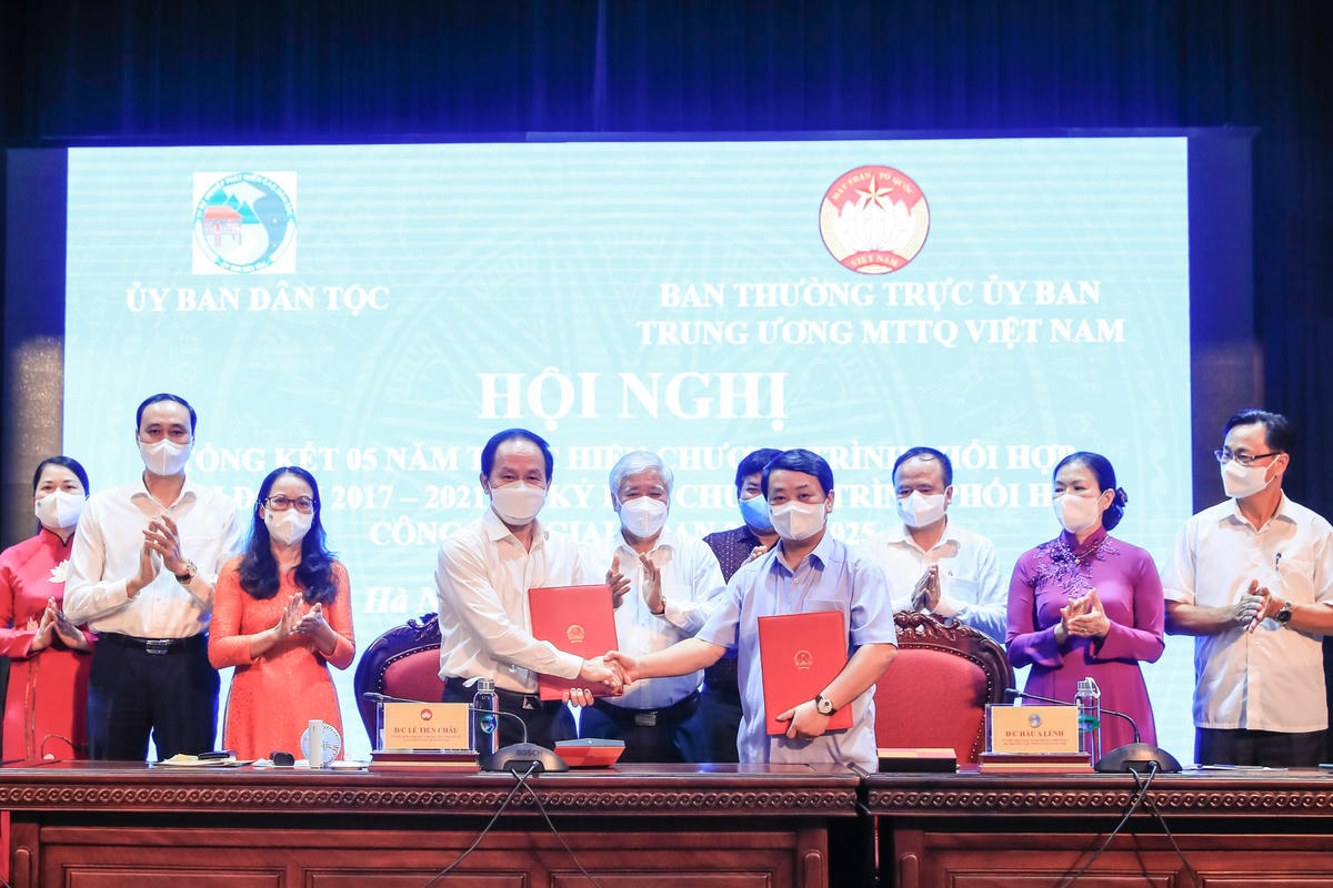Ký kết chương trình phối hợp giữa Ban Thường trực UBTƯ MTTQ Việt Nam và UBDT giai đoạn 2021-2025.