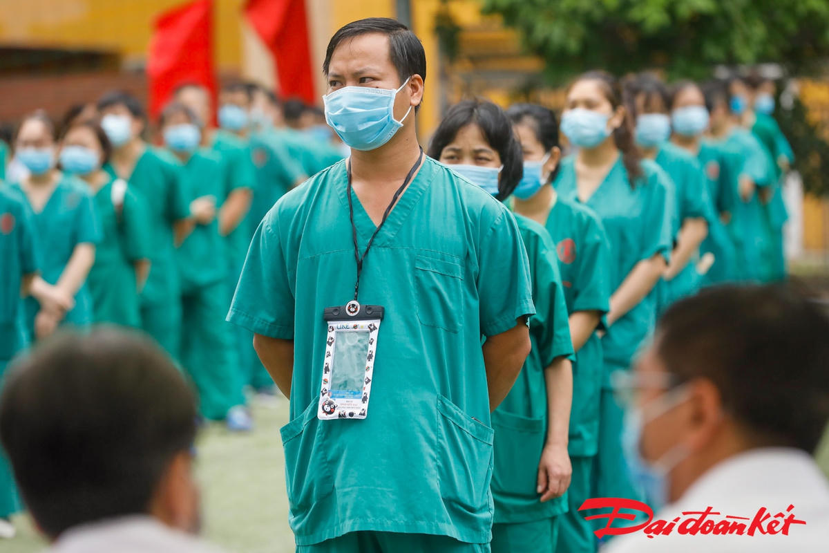 [ẢNH] 200 nhân viên y tế Quảng Ninh lên đường hỗ trợ Bắc Giang chống dịch
