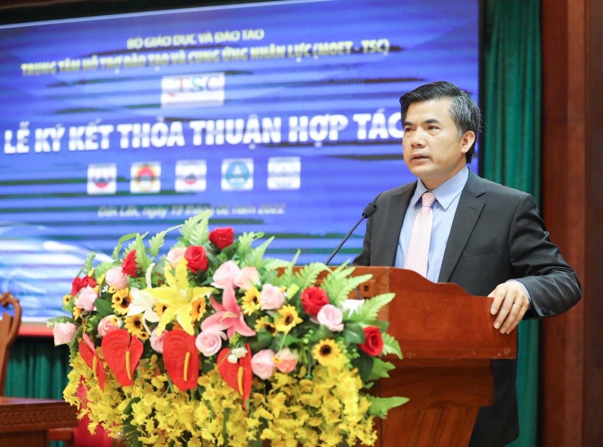 Ông Bùi Văn Linh phát biểu tại lễ ký kết.