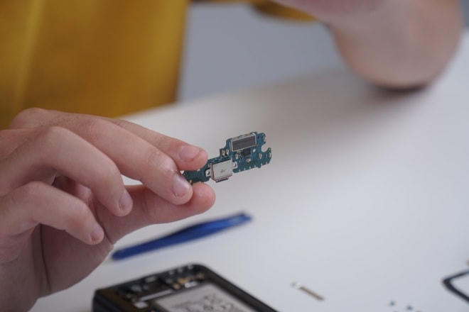 Bo mạch phụ bên dưới của Galaxy Z Fold3 chứa mạch sạc cùng cổng USB Type C. Cổng kết nối của máy được bảo vệ tương đối cẩn thận nhằm đáp ứng tính năng chống nước.