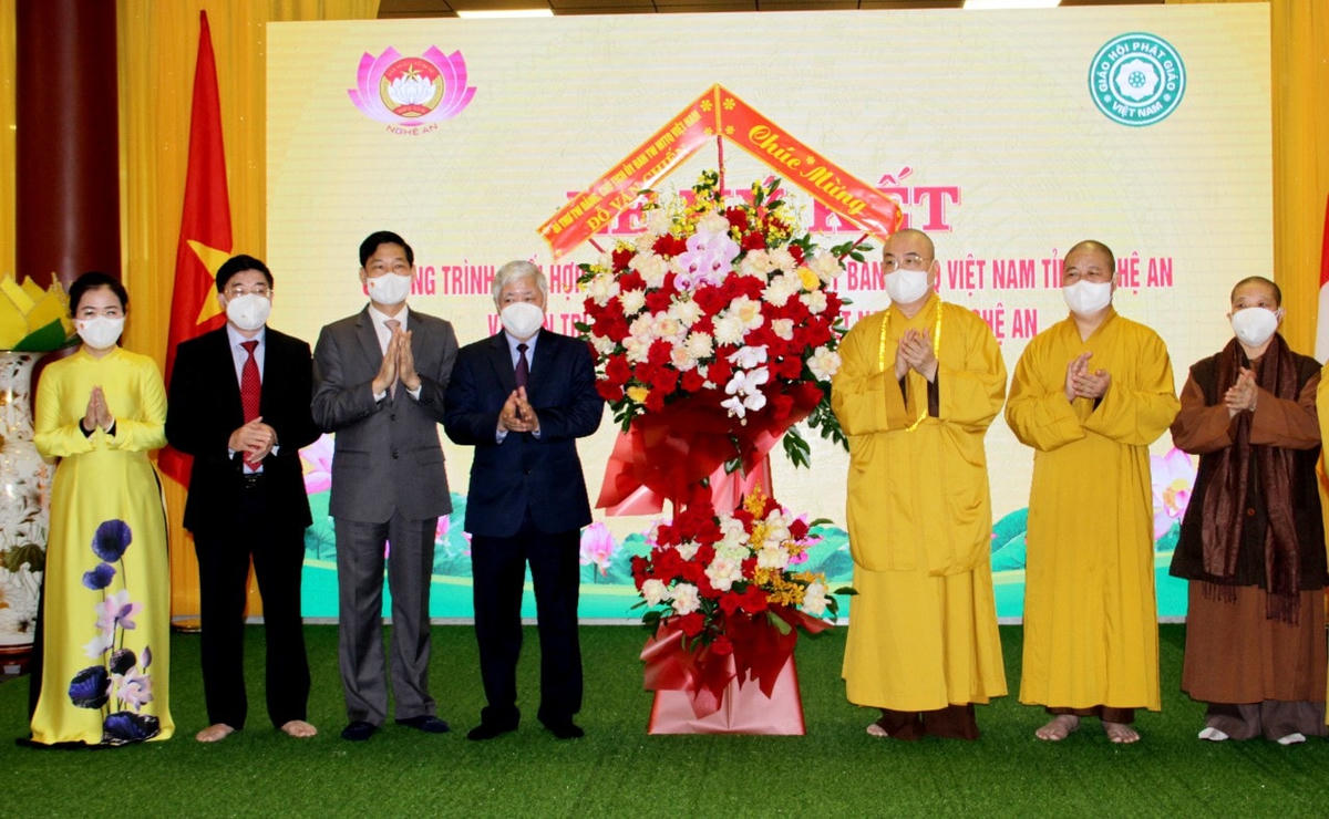 Chủ tịch Đỗ Văn Chiến tặng hoa chúc mừng 10 năm thành lập Ban Trị sự Giáo hội Phật giáo Việt Nam tỉnh Nghệ An. Ảnh: Điền Bắc.