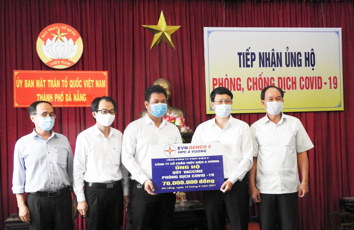 Công ty CP Thủy điện A Vương, ủng hộ Quỹ vaccine phòng Covid-19. Ảnh Thanh Tùng.