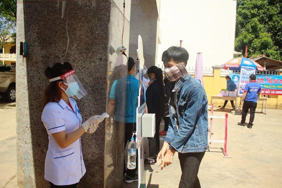 Học sinh Quảng Ngãi đi học trở lại vào ngày 12/5.