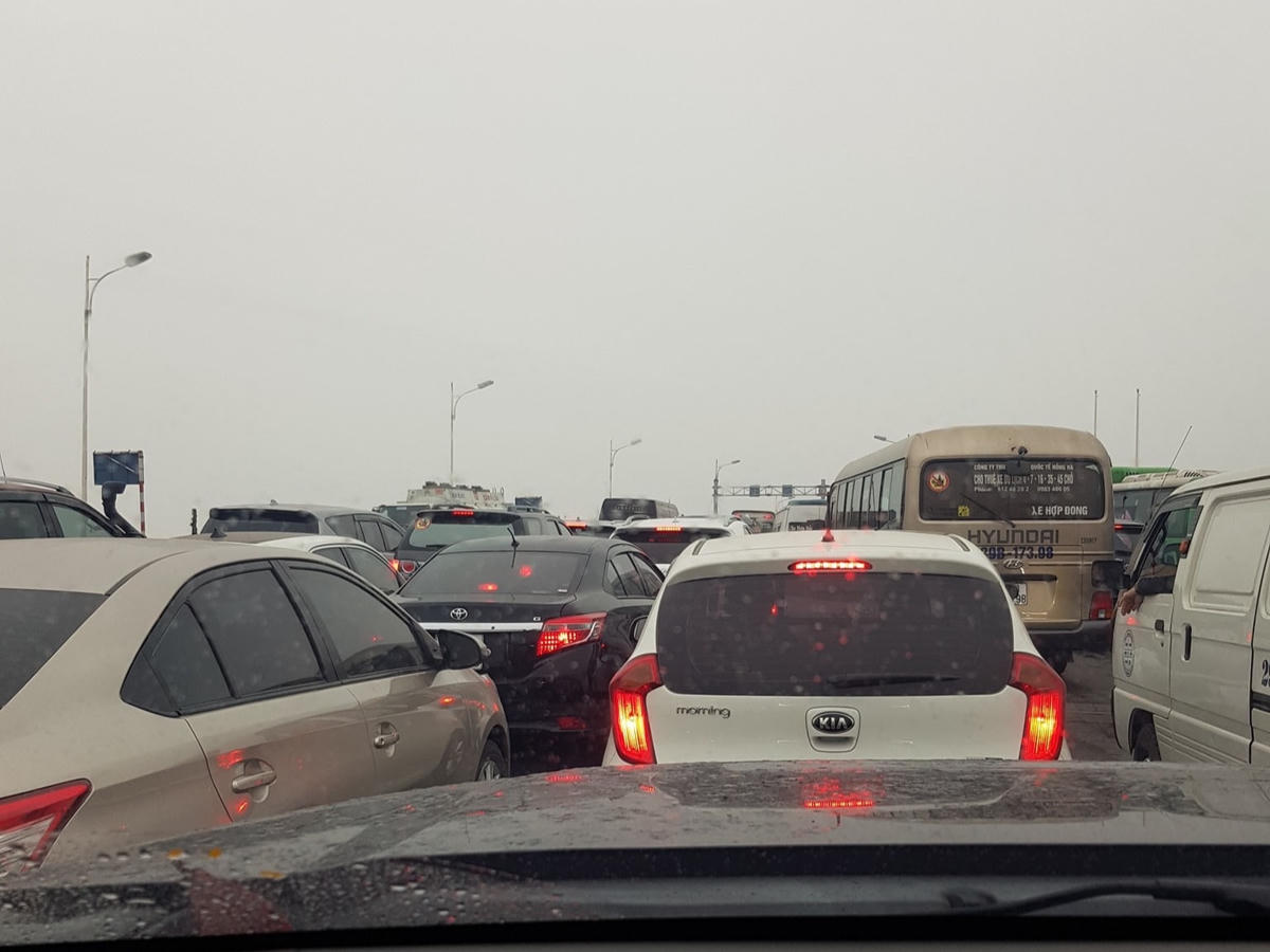 Giao thông qua lại cầu Vĩnh Tuy ùn tắc cục bộ sau vụ tai nạn (Ảnh: Hải Nguyễn)..