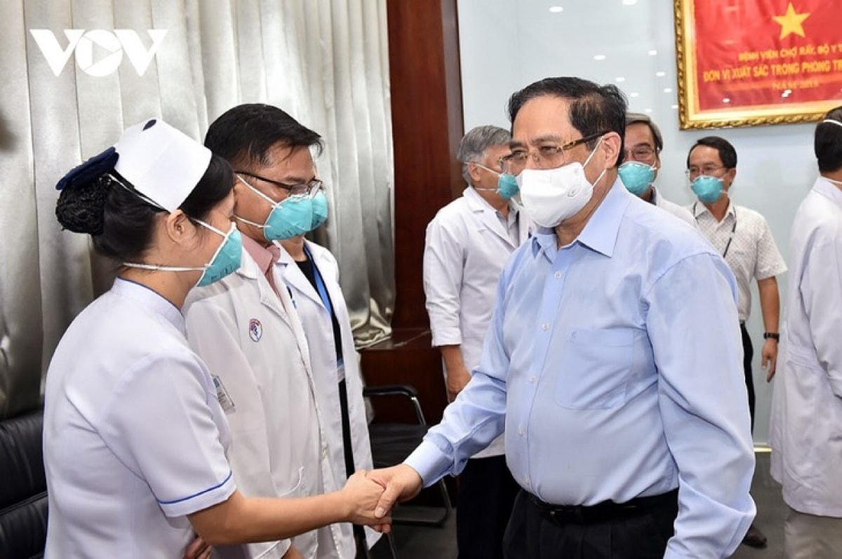 Thủ tướng Phạm Minh Chính tới thăm, động viên các lực lượng phòng chống dịch, đội ngũ cán bộ, y tá, bác sĩ tại Bệnh viện Đại học Y Dược TP Hồ Chí Minh. Ảnh: VOV.