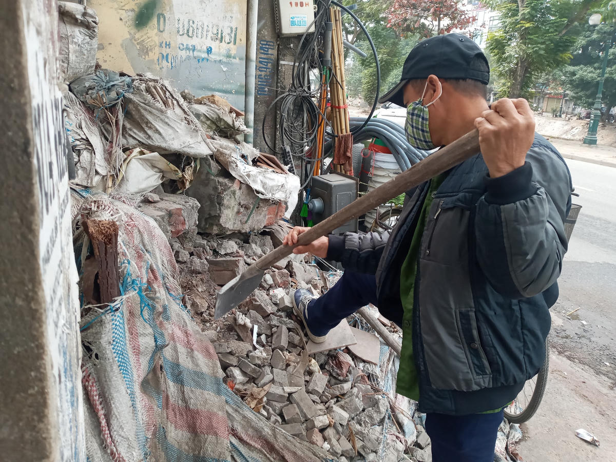 “Bốc vác, dọn nhà, phá dỡ…”, nghề gì họ cũng làm, miễn là có thu nhập.
