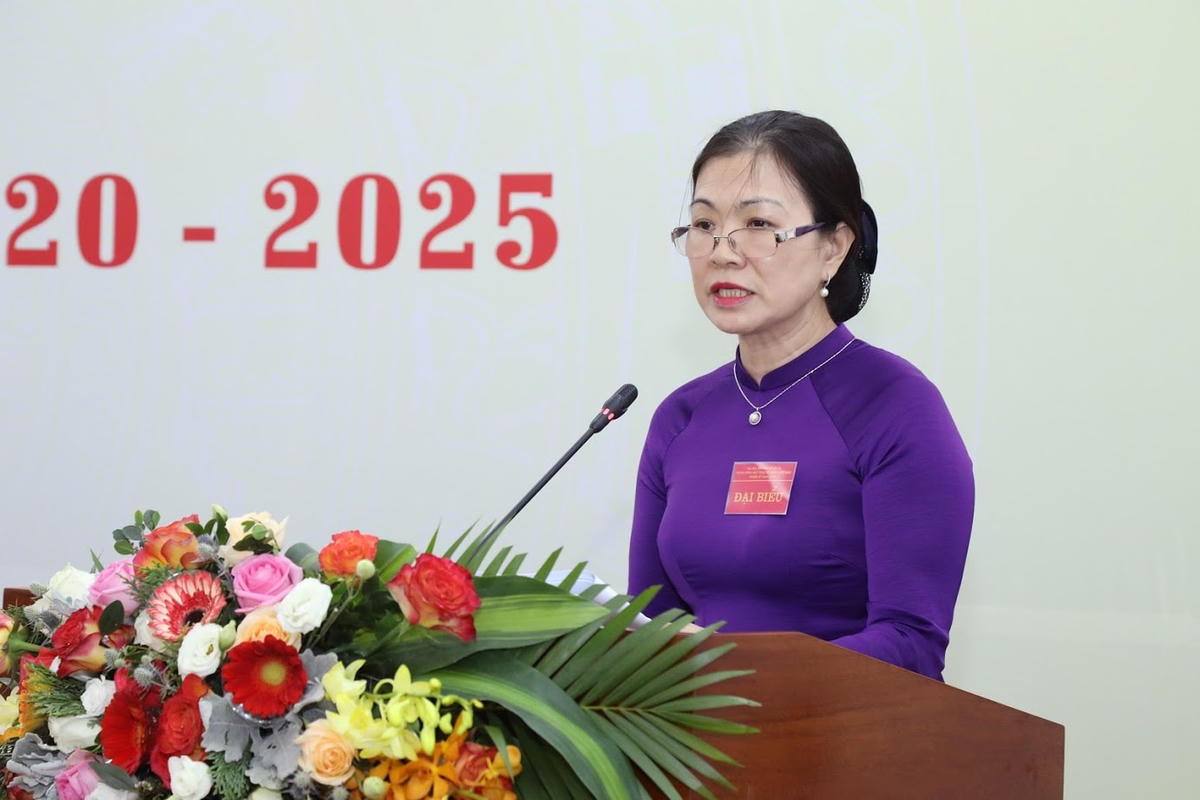 Phó Chủ tịch Trương Thị Ngọc Ánh, Phó Bí thư Đảng ủy trình bày Báo cáo kiểm điểm của Đảng ủy cơ quan khóa XII. Ảnh: Quang Vinh.