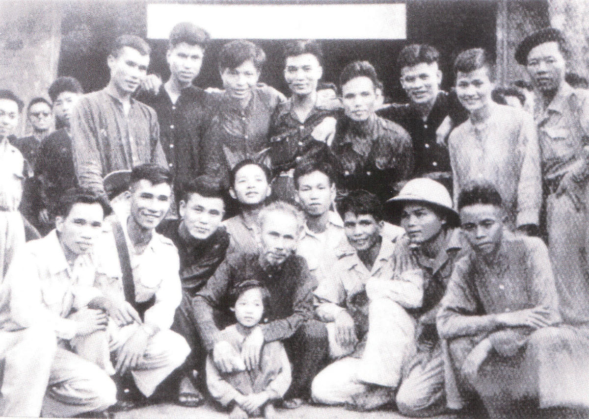 Bác Hồ thăm Báo Cứu Quốc thời kỳ kháng chiến chống Pháp.    