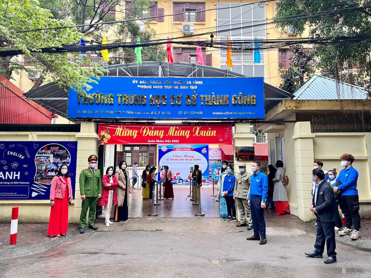 Các lực lượng chức năng làm nhiệm vụ bảo đảo an toàn cho học sinh trở lại trường tại điểm Trường THCS Thành Công (quận Ba Đình).