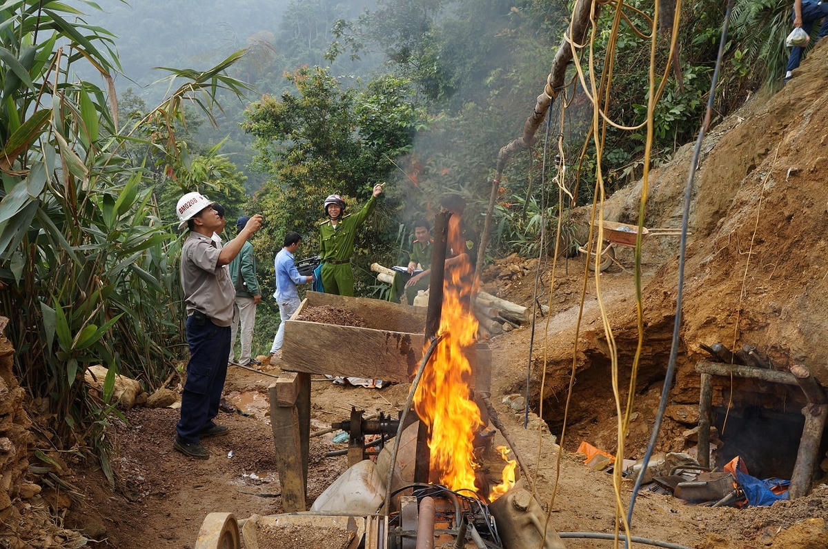 Hiện nay vàng tặc đang lộng hành ở mỏ vàng Bồng Miêu.