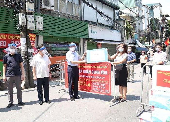 Đoàn kiểm tra tặng quà cho chốt kiểm dịch phường Chương Dương. 