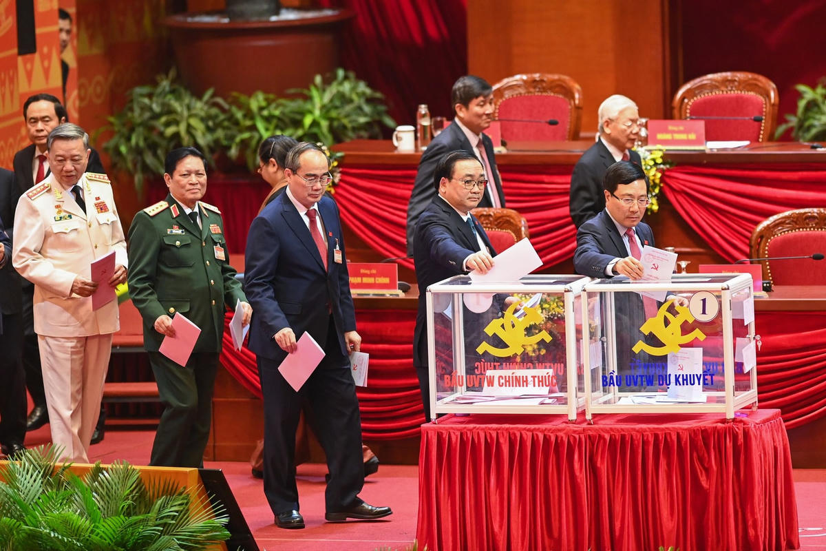 Phó Thủ tướng, Bộ trưởng Ngoại giao Phạm Bình Minh bỏ phiếu bầu Ban Chấp hành Trung ương khóa XIII.