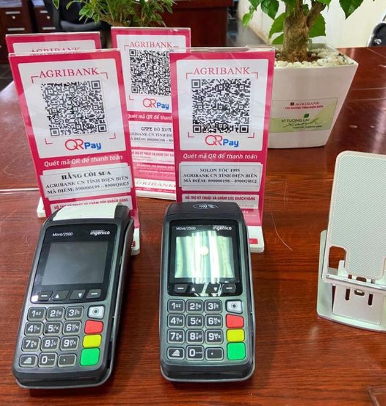 Agribank lắp dặt thêm các thiết bị POS mới để phục vụ khách hàng.