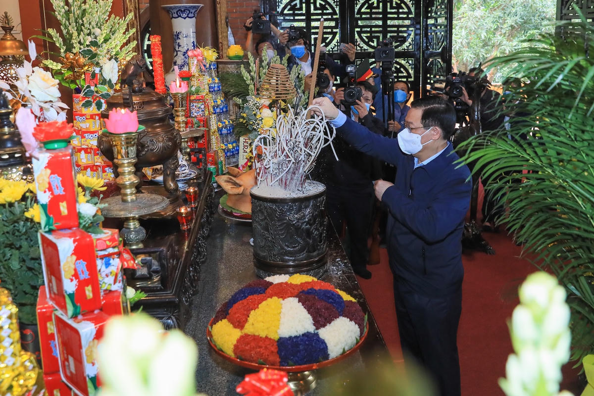 Chủ tịch Quốc hội Vương Đình Huệ dâng hương tại Nhà tưởng niệm Chủ tịch Hồ Chí Minh tại Khu di tích lịch sử - sinh thái ATK Định Hóa, Thái Nguyên.