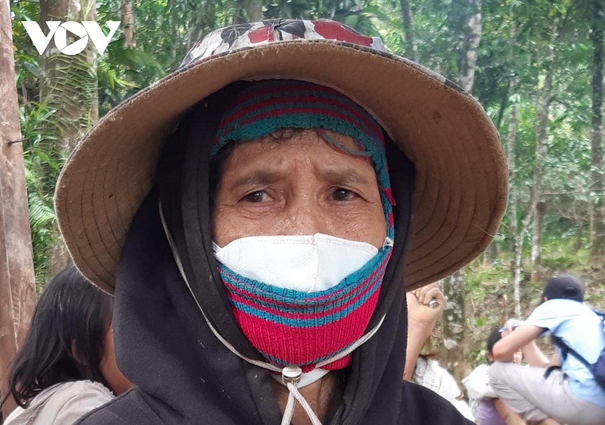Hàng ngày, bà Hồ Thị Hồng, vợ ông Hồ Văn Đề về làng cũ ngóng tin 5 người thân còn mất tích.