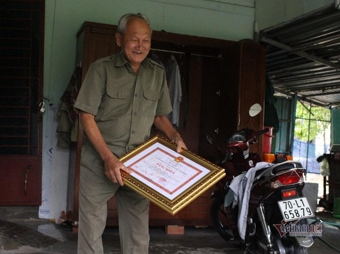 Ông Kính được chính quyền TP HCM tặng nhiều bằng khen. (Ảnh: Nguyễn Sơn).