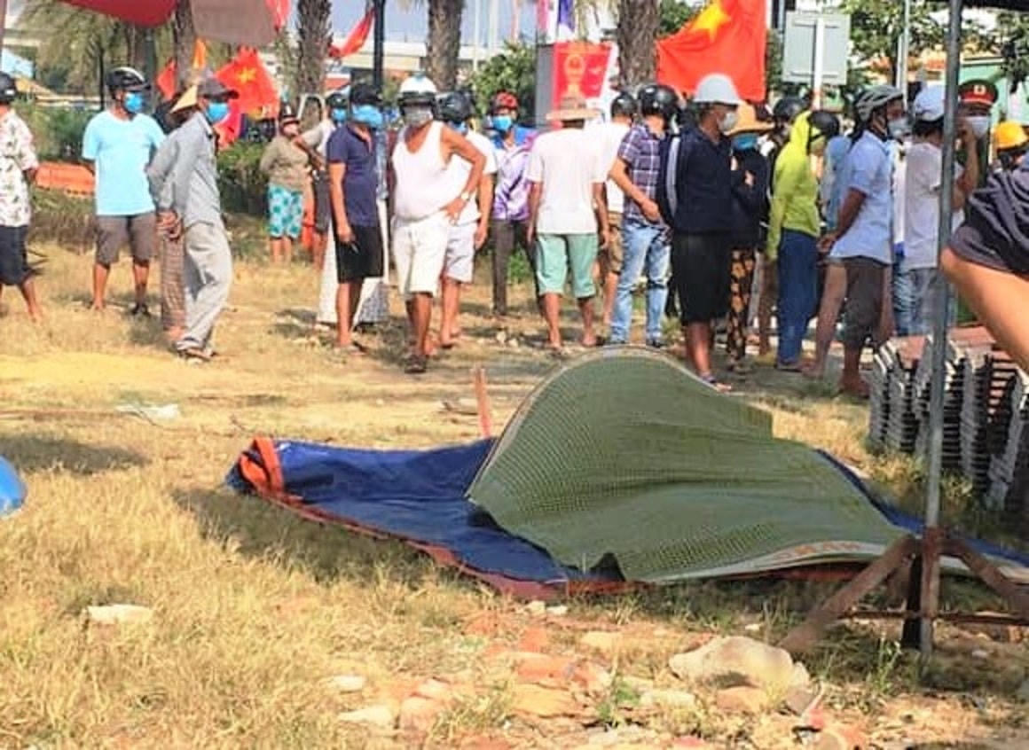 Thi thể bà X. được đưa lên bờ. (Ảnh CTV)