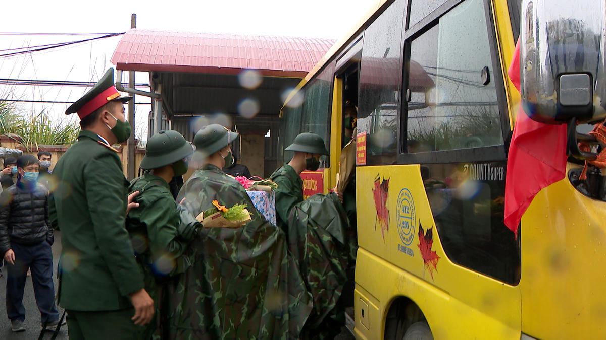 Đoàn xe lăn bánh, đưa 1.300 tân binh ở Ninh Bình về các đơn vị đã được bàn giao.