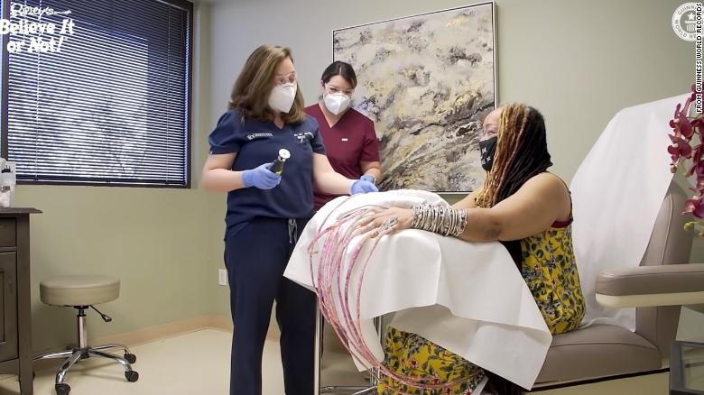 Ayanna Williams chuẩn bị cắt ngắn bộ móng tại một phòng khám da liễu ở Fort Worth, Texas, Mỹ.