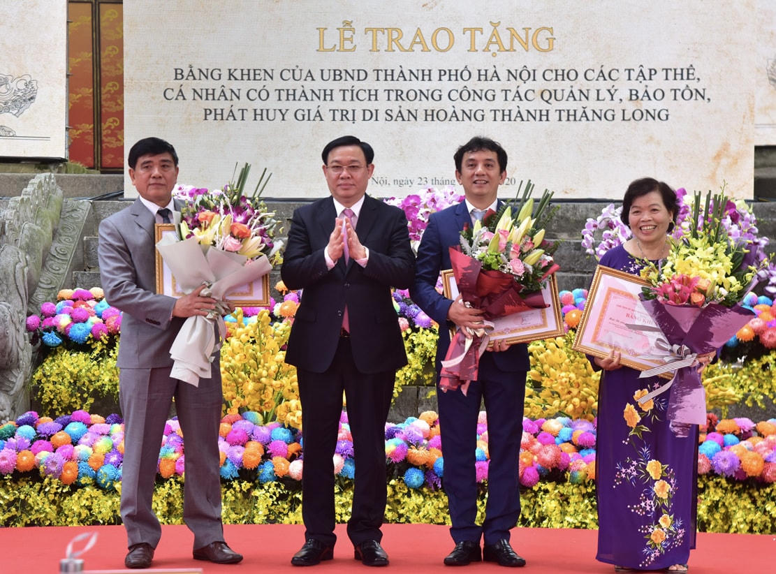 Bí thư Thành ủy Hà Nội Vương Đình Huệ trao Bằng khen cho các tập thể có thành tích trong công tác quản lý, bảo tồn phát huy giá trị di sản Hoàng thành Thăng Long.