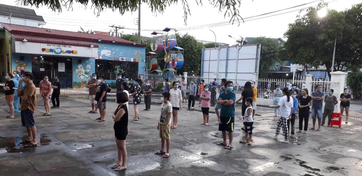 Người dân giữ đúng khoảng cách khi đến lấy mẫu xét nghiệm Covid-19