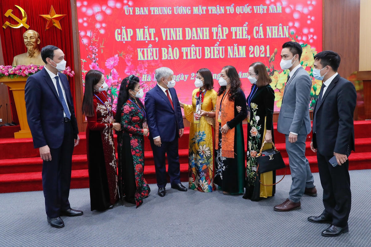 Bí thư Trung ương Đảng, Chủ tịch UBTƯ MTTQ Việt Nam Đỗ Văn Chiến và Phó Chủ tịch UBTƯ MTTQ Việt Nam Phùng Khánh Tài trò chuyện thân mật với các kiều bào về thăm quê hương. Ảnh: Quang Vinh