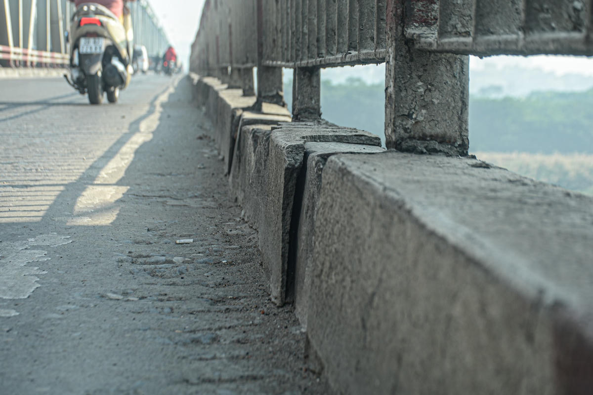 Theo ghi nhận của PV Báo Đại Đoàn Kết Online ngày 6/12, đi dọc theo cầu, PV dễ dàng nhận thấy những hư hại từ bề mặt cầu bong tróc, thành cầu đến lan can hoen gỉ điều này khiến nhiều người tham gia không khỏi lo lắng.